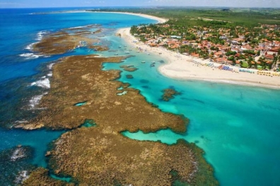 Em terra de águas cristalinas quem tem piscinas naturais é Rei.